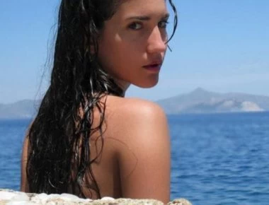 Η Ελένη Βαΐτσου ποζάρει με μαγιό και «μαγεύει» τους θαυμαστές της (φώτο)